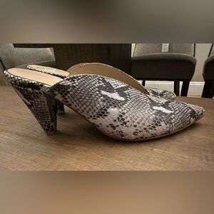 42 Gold Womens Overcom V Throat Snake Leather Mules - Size 7.5